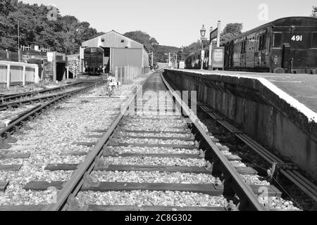 Une plate-forme de gare vide à l'Isle of Wight Railway. Banque D'Images