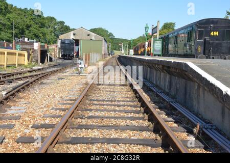 Une plate-forme de gare vide à l'Isle of Wight Railway. Banque D'Images