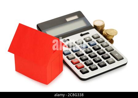 maison de papier, calculatrice et pièces isolées sur blanc Banque D'Images