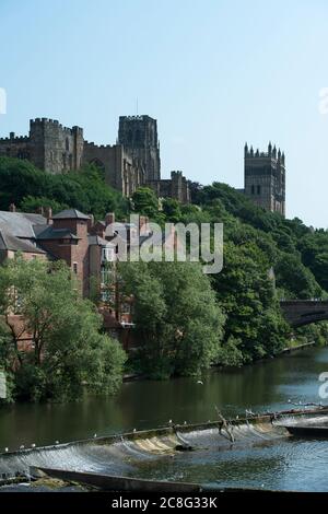 River Wear et maisons dans la ville cathédrale de Durham avec la cathédrale de Durham et le château derrière, comté de Durham, Angleterre. Banque D'Images
