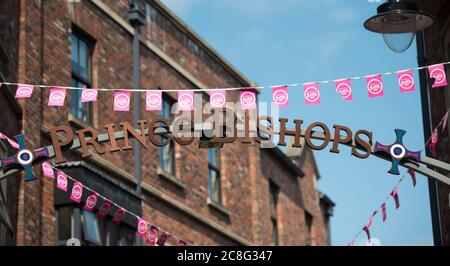 Bunting à l'entrée du centre commercial Prince Bishops dans la ville de Durham, comté de Durham, Angleterre. Banque D'Images