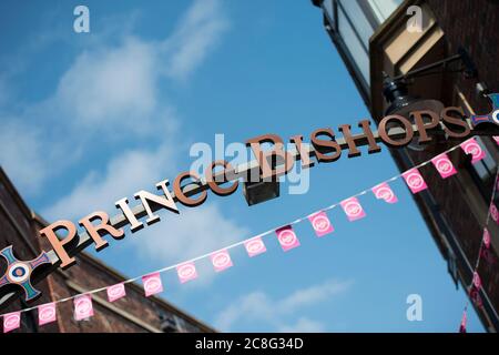 Bunting à l'entrée du centre commercial Prince Bishops dans la ville de Durham, comté de Durham, Angleterre. Banque D'Images