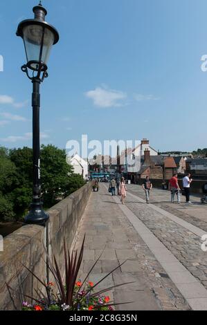 Personnes qui traversent le pont Elvet dans la ville cathrique de Durham, comté de Durham, Angleterre. Banque D'Images