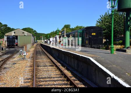 Passager se trouvant dans un train à la gare de Haven dans l'île de Wight. Banque D'Images