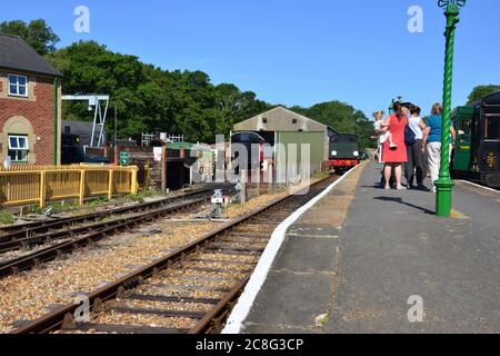 Passager se trouvant dans un train à la gare de Haven dans l'île de Wight. Banque D'Images