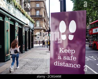 « Keep a Safe distance » Covid 19 sur la rue à proximité Victoria Station dans le centre de Londres Banque D'Images
