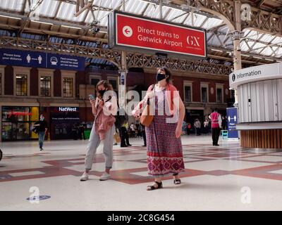 Gare Victoria de Londres - passagers de train portant des masques Covid 19 Banque D'Images