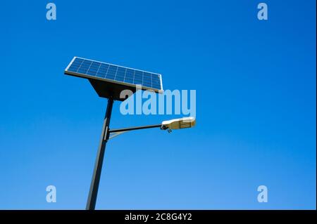 Lampe moderne et panneau solaire photovoltaïque - éclairage de rue utilisant l'énergie renouvelable du soleil pour produire de l'électricité pour créer de la lumière Banque D'Images