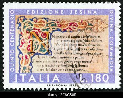ITALIE - VERS 1972: Un timbre imprimé en Italie à partir du 500e anniversaire de la Divine Comedy de Dante montre l'édition initiale et première verset de Jesino. Banque D'Images