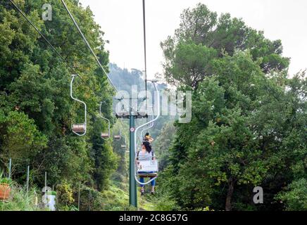 Les gens utilisent les télésièges pour se rendre au sommet de Monte Solaro, qui est le point culminant de l'île de Capri dans la baie de Naples Banque D'Images