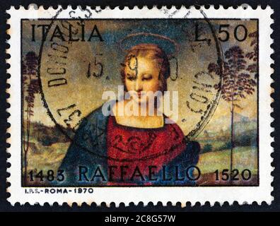 ITALIE - VERS 1970 : un timbre imprimé en Italie pour le 450e anniversaire de la mort de Raphaël montre Madonna of the Goldfinch, vers 1970. Banque D'Images