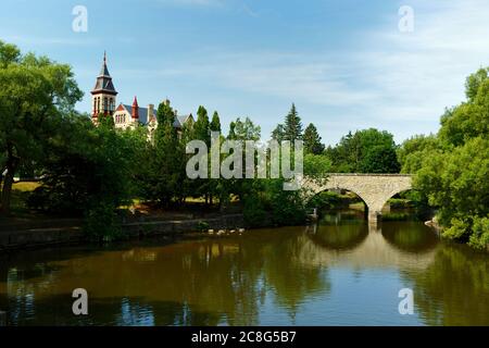 Stratford Ontario Canada. Vue sur le lac Victoria et une partie du palais de justice du comté de Perth. Banque D'Images