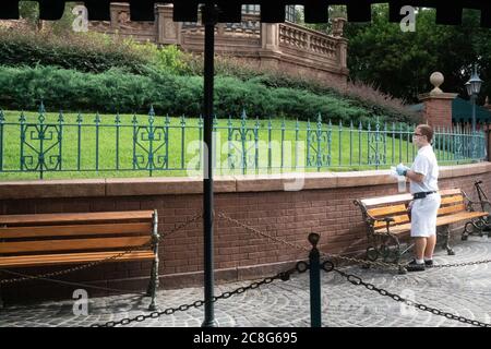 Orlando, FLA, États-Unis. 23 juillet 2020. Un employé assainit un coin salon à Walt Disney World's Magic Kingdom le 23 juillet 2020. Crédit : Bryan Smith/ZUMA Wire/Alay Live News Banque D'Images