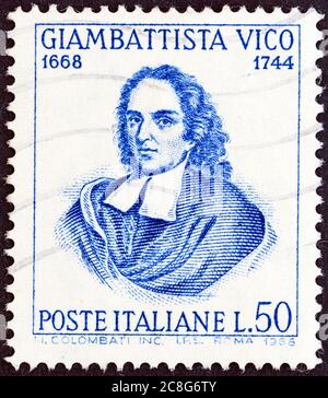 ITALIE - VERS 1968 : un timbre imprimé en Italie pour le 300e anniversaire de la naissance de Vico montre le philosophe Giambattista Vico, vers 1968. Banque D'Images