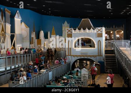 Orlando, FLA, États-Unis. 23 juillet 2020. Les gens attendent de pouvoir monter à bord du « petit monde » au Royaume magique de Walt Disney World le 23 juillet 2020. Crédit : Bryan Smith/ZUMA Wire/Alay Live News Banque D'Images