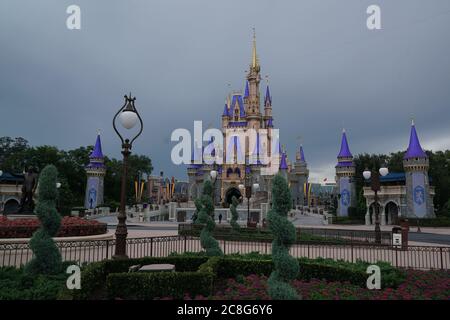 Orlando, FLA, États-Unis. 23 juillet 2020. La région autour du château de Cendrillon est pratiquement vide de visiteurs au Royaume magique de Walt Disney World le 23 juillet 2020. Crédit : Bryan Smith/ZUMA Wire/Alay Live News Banque D'Images