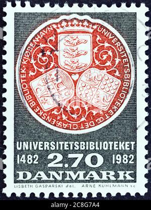 DANEMARK - VERS 1982 : un timbre imprimé au Danemark émis pour le 500e anniversaire de la Bibliothèque de l'Université montre le sceau de la Bibliothèque, vers 1982. Banque D'Images