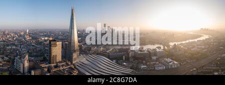 Vue aérienne de la tour Shard et de la ville de Londres, et de la Tamise à l'aube Banque D'Images
