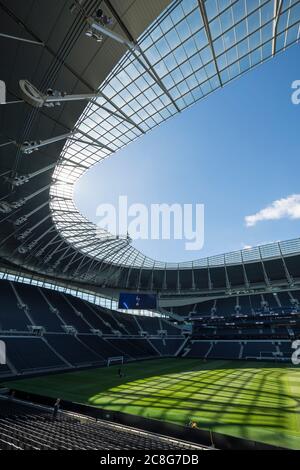 Stade de football Tottenham Hotspur, stands vides et soleil sur le terrain. Banque D'Images