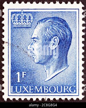 LUXEMBOURG - VERS 1965 : un timbre imprimé à Luxembourg montre un portrait du Grand-Duc Jean, vers 1965. Banque D'Images
