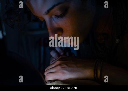 Jeune femme belle, Luthier, sculptant une table de violon avec des outils dans un atelier de Cremona Banque D'Images