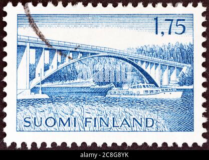 FINLANDE - VERS 1963 : un timbre imprimé en Finlande montre le pont de Parainen, vers 1963. Banque D'Images