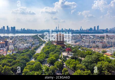 Vue aérienne de la ville de Wuhan. Vue panoramique sur les gratte-ciel et les bâtiments à côté de la rivière yangtze. Banque D'Images