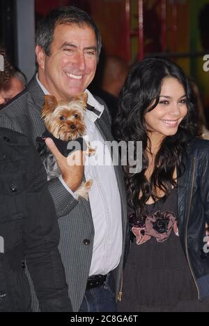 Réalisateur Kenny Ortega, Dog Manly et Vanessa Hudgens à la musique de lycée 2: Extended Edition DVD sortie première tenue au théâtre El Capitan à Hollywood, CA. L'événement a eu lieu le lundi 19 novembre 2007. Photo par: SBM / PictureLux - référence du fichier # 34006-12340SBMPLX Banque D'Images