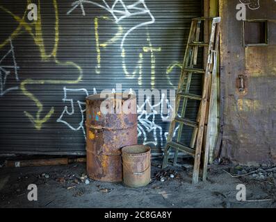 Tambour et échelle à huile rouillée, bâtiment industriel abandonné, Conshohocken, Pennsylvanie, États-Unis Banque D'Images