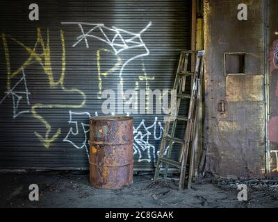 Tambour et échelle à huile rouillée, bâtiment industriel abandonné, Conshohocken, Pennsylvanie, États-Unis Banque D'Images