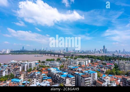 Vue aérienne de la ville de Wuhan. Vue panoramique sur les gratte-ciel et les bâtiments à côté de la rivière yangtze. Banque D'Images