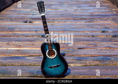 une guitare classique sur fond de bois Banque D'Images