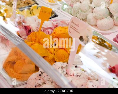 Italienisches Speiseeis EIS in einer Kühltheke einer Eisdiele café Eiscafé verschiedene Sorten Sanddorn Stracciatella Joghurt Walnuss Auswahl Eiscreme Banque D'Images