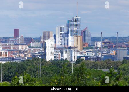 Horizon de la ville de Leeds avec les bâtiments d'hébergement étudiant Arena Village Campus dominant la ligne d'horizon. Banque D'Images