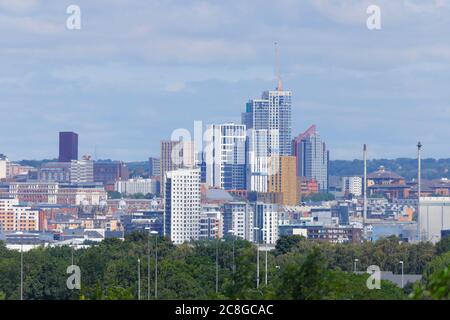 Horizon de la ville de Leeds avec les bâtiments d'hébergement étudiant Arena Village Campus dominant la ligne d'horizon. Banque D'Images