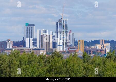 Horizon de la ville de Leeds avec les bâtiments d'hébergement étudiant Arena Village Campus dominant la ligne d'horizon. Banque D'Images