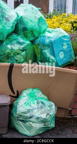 Déchets recyclés, emballage Amazon, à l'extérieur d'une maison en attente de collecte, Cardiff, pays de Galles Banque D'Images