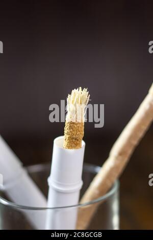 Miswak ou siwak dans un verre. Superbe photo pour vos besoins. Banque D'Images