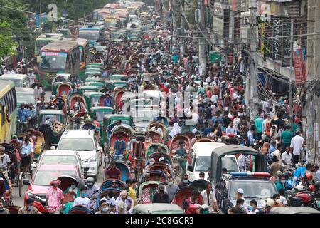 Dhaka, Bangladesh. 24 juillet 2020. Les populations bangladaises trônent un marché sans prendre soin de distancer physiquement crucial pour vérifier la propagation du coronavirus (COVID-19), à Dhaka, au Bangladesh, le 24 juillet 2020. Crédit: Suvra Kanti Das/ZUMA Wire/Alay Live News Banque D'Images