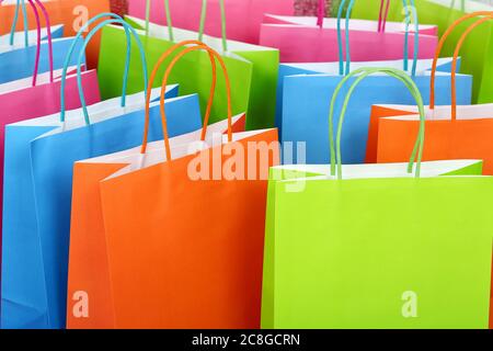 gros plan des sacs de shopping en papier colorés Banque D'Images