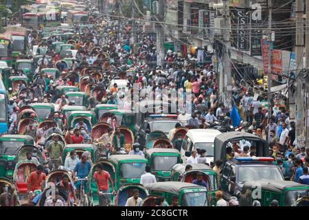 Dhaka, Bangladesh. 24 juillet 2020. Les populations bangladaises trônent un marché sans prendre soin de distancer physiquement crucial pour vérifier la propagation du coronavirus (COVID-19), à Dhaka, au Bangladesh, le 24 juillet 2020. Crédit: Suvra Kanti Das/ZUMA Wire/Alay Live News Banque D'Images