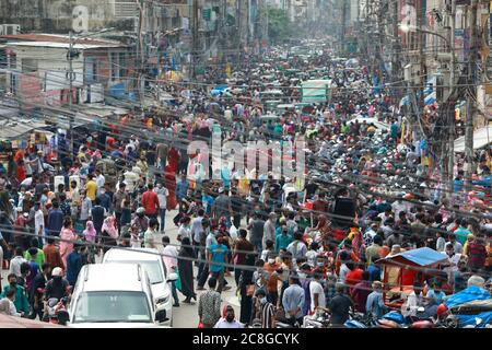 Dhaka, Bangladesh. 24 juillet 2020. Les populations bangladaises trônent un marché sans prendre soin de distancer physiquement crucial pour vérifier la propagation du coronavirus (COVID-19), à Dhaka, au Bangladesh, le 24 juillet 2020. Crédit: Suvra Kanti Das/ZUMA Wire/Alay Live News Banque D'Images