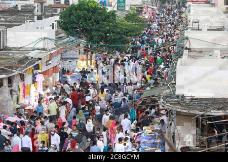 Dhaka, Bangladesh. 24 juillet 2020. Les populations bangladaises trônent un marché sans prendre soin de distancer physiquement crucial pour vérifier la propagation du coronavirus (COVID-19), à Dhaka, au Bangladesh, le 24 juillet 2020. Crédit: Suvra Kanti Das/ZUMA Wire/Alay Live News Banque D'Images