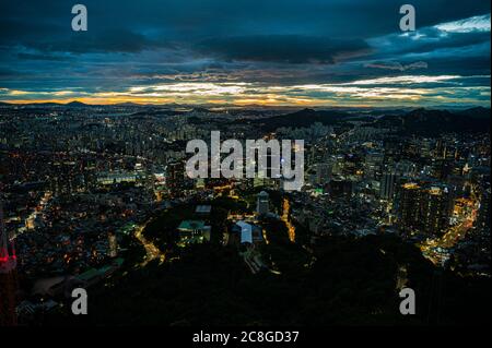 Vue nocturne de Séoul, où la lumière du soleil est presque atténuée Banque D'Images