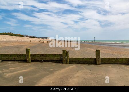 La plage de Bracklesham Bay dans West Sussex, un jour ensoleillé d'été Banque D'Images