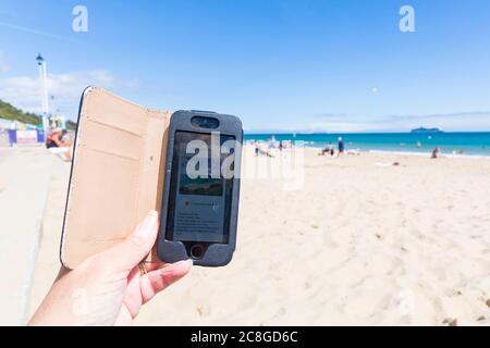 Bournemouth, Dorset, Royaume-Uni. 24 juillet 2020. Après avoir été envoûté par temps chaud, le conseil BCP (Bournemouth Christchurch Poole) lance une nouvelle application BeachCheck pour montrer les plages de la région qui sont encombrées et qui sont calmes avec un système de feux de circulation en direct pour aider à prendre des distances et éviter les zones bondées, ainsi que des informations sur la plage. L'espoir est que si les visiteurs voient un secteur est rouge, c'est-à-dire congestionné, ils vont dans un secteur vert moins occupé. Crédit : Carolyn Jenkins/Alay Live News Banque D'Images