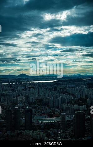 paysage d'une grande ville où la pluie vient de commencer à se briser Banque D'Images