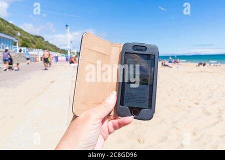 Bournemouth, Dorset, Royaume-Uni. 24 juillet 2020. Après avoir été envoûté par temps chaud, le conseil BCP (Bournemouth Christchurch Poole) lance une nouvelle application BeachCheck pour montrer les plages de la région qui sont encombrées et qui sont calmes avec un système de feux de circulation en direct pour aider à prendre des distances et éviter les zones bondées, ainsi que des informations sur la plage. L'espoir est que si les visiteurs voient un secteur est rouge, c'est-à-dire congestionné, ils vont dans un secteur vert moins occupé. Crédit : Carolyn Jenkins/Alay Live News Banque D'Images