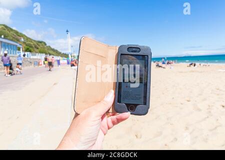 Bournemouth, Dorset, Royaume-Uni. 24 juillet 2020. Après avoir été envoûté par temps chaud, le conseil BCP (Bournemouth Christchurch Poole) lance une nouvelle application BeachCheck pour montrer les plages de la région qui sont encombrées et qui sont calmes avec un système de feux de circulation en direct pour aider à prendre des distances et éviter les zones bondées, ainsi que des informations sur la plage. L'espoir est que si les visiteurs voient un secteur est rouge, c'est-à-dire congestionné, ils vont dans un secteur vert moins occupé. Crédit : Carolyn Jenkins/Alay Live News Banque D'Images