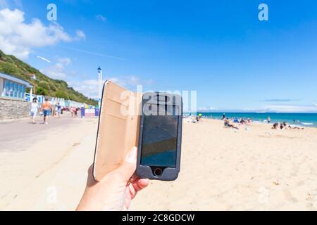 Bournemouth, Dorset, Royaume-Uni. 24 juillet 2020. Après avoir été envoûté par temps chaud, le conseil BCP (Bournemouth Christchurch Poole) lance une nouvelle application BeachCheck pour montrer les plages de la région qui sont encombrées et qui sont calmes avec un système de feux de circulation en direct pour aider à prendre des distances et éviter les zones bondées, ainsi que des informations sur la plage. L'espoir est que si les visiteurs voient un secteur est rouge, c'est-à-dire congestionné, ils vont dans un secteur vert moins occupé. Crédit : Carolyn Jenkins/Alay Live News Banque D'Images